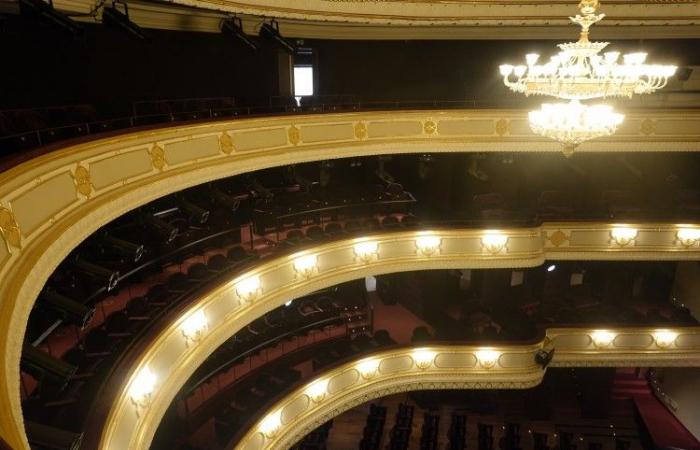 The actors also marveled at the renovated theater in Debrecen